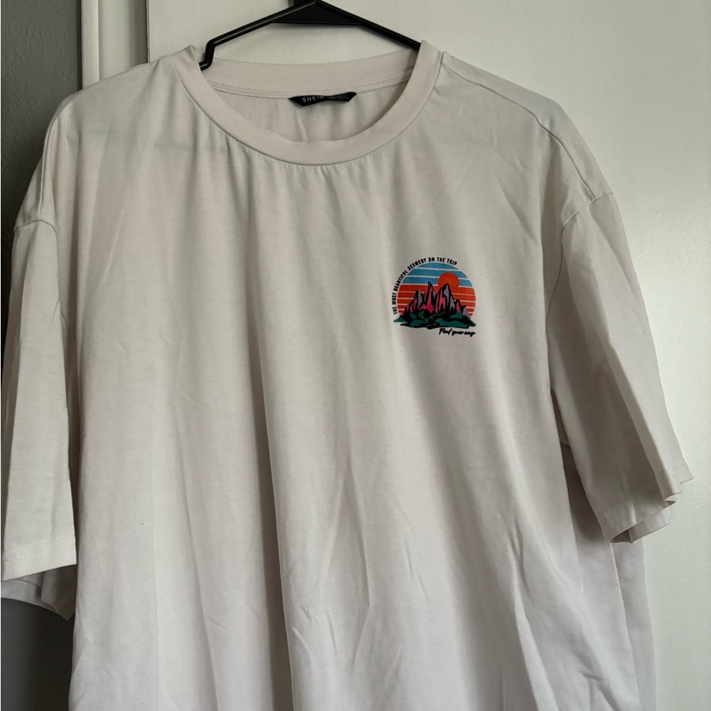 Men’s white graphic tee
